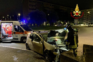 Ascoli Piceno - Sbanda alla rotatoria e di schianta contro un muretto, conducente finisce al pronto soccorso